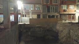 Silivri’de inşaat hâlindeki binanın temelinde toprak kaydı; sokak trafiğe kapatıldı