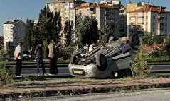 Kayseri’de hafif ticari araç takla attı: 2 yaralı