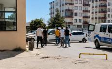 Yolunu kesip darbettikleri kişinin ruhsatlı tabancasını alıp kaçtılar
