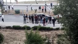 Kazaya karışan otomobil refüjü aşıp karşı şeride savruldu: 2 yaralı