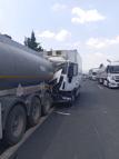 Tankere arkadan çarpan kamyondaki 2 kişi yaralandı
