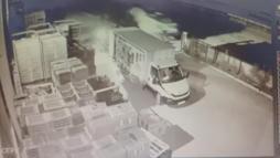 Kamyonetin traktöre ve bir tesisin duvarına çarptığı kaza kamerada: 1 ölü, 3 yaralı