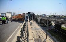 Yan yatan beton pompası kamyonu, üst geçitte asılı kaldı