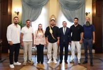 Başpehlivan Taş'tan Vali Şahin'e ziyaret