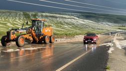Ardahan-Göle yolu dolu nedeniyle geçici süre ulaşıma kapandı