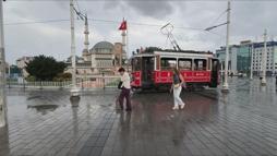 Taksim'de yağış etkili oluyor