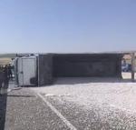 Diyarbakır’da çakıl yüklü kamyon devrildi: 1 yaralı