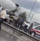 Arnavutköy'de beton mikseri hafif ticari araca çarptı: 2 yaralı