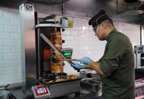 Antalya sıcağında döner ustalarının zorlu mesaisi