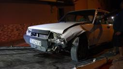 Önce park halindeki 2 araca, ardından karşı yönden gelen otomobile çarptı