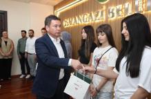 Ücretsiz LGS kurslarının başarılı öğrencileri Osmangazi Belediye Başkanı ile buluştu
