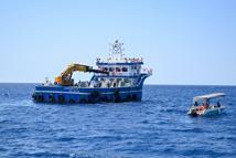 Finike’de 50 yapay resif denize indirildi
