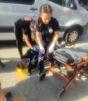 Minibüsle çarpışan motosikletli yaralandı; kaza kask kamerasında