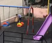 Çocuklar, oynadıkları parkı temizledi