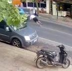 Otomobilin çarptığı yaya metrelerce savruldu; o anlar kamerada