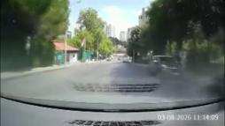 Başakşehirde yokuştan kayan aracı fark edip otomobilinden indi; kaputundan tutarak durdurdu