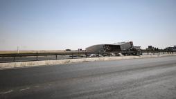 Bariyerlere çarpıp devrilen TIR'ın sürücüsü yaralandı