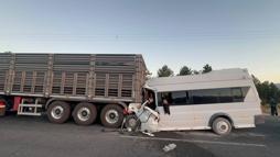 Malatya'da minibüs ile TIR çarpıştı; 18 yaralı