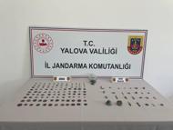 Yalova’da durdurulan araçta 228 sikke ile 28 tarihi obje ele geçirildi