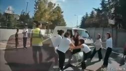 Sancaktepe’de kadınlar arasındaki saç saça kavga kamerada