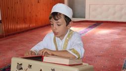 9 yaşındaki otizmli Asilhan, Kur'an okumayı öğrendi