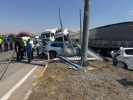 Freni boşalan TIR, kırmızı ışıkta bekleyen araçlara çarptı: 1 ölü, 9 yaralı
