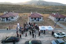 Kayseri’de depremde evleri ağır hasar alan 15 aileye anahtar teslim töreni