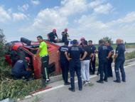 Yangına giderken devrilen itfaiye aracında sıkışan erleri, mesai arkadaşları kurtardı