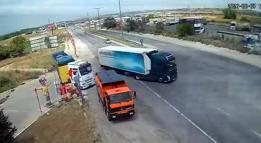 TIR ile çarpışan otomobilin sürücüsü yaralandı