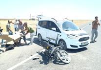 Yaralı motosiklet sürücüsünü güneşten korumak için kartonla gölge yaptılar