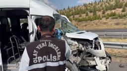 Ankara’da minibüs TIR'a çarptı: 7 yaralı