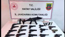 Hatay’da TIR ve dorsesinde 1'i makineli 17 tabanca ele geçirildi