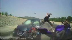 Kütahya'da iki otomobil ile motosikletin karıştığı kaza kamerada: 4 yaralı