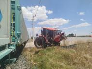 Yük treni, hemzemin geçitte traktöre çarptı: 1 yaralı