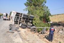 Yolcu otobüsü, kamyona arkadan çarptı: 1 ölü, 7 yaralı