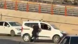Kavga ettiği kardeşinin aracına tutunup, camdan girmeye çalıştı