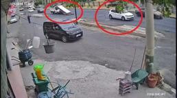 Sürücüsünün ani fren yaptığı kamyonetteki demirler yola saçıldı; o anlar kamerada