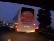 Otobüs aniden şerit değiştirdi, kaza yapan otomobildekilerin yaşadığı korku kameraya yansıdı