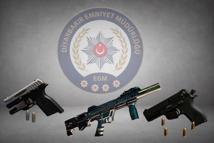 Diyarbakır’da polis denetimlerinde 3 silah ele geçirildi