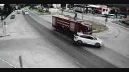 Yangına giden itfaiye aracı ile otomobilin çarpıştığı kaza kamerada: 1 yaralı