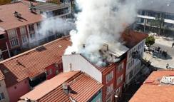 Çatı katında çıkan yangın, diğer binalara sıçramadan söndürüldü