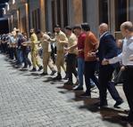 Orman ekipleri, yangını söndürdükten sonra düğünde halay çekti