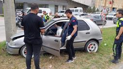 Beton direğe çarpan otomobilin sürücüsü yaralandı