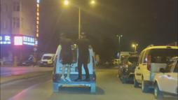 Zeytinburnu'nda 2 kişinin hafif ticari aracın arkasındaki tehlikeli yolculuğu kamerada