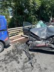 Arızalanan minibüs ve çekiciye çarpan otomobilin sürücüsü uzman onbaşı öldü