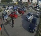 Otomobilin, önce motosiklete ardından park halindeki 5 araca çarptı kaza kamerada; 3 yaralı