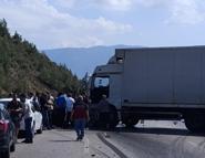 Bursa'da kamyon otomobile arkadan çarptı: 1 ölü, 2 yaralı