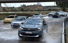 Adana'da sağanak ve rüzgar etkili oldu, yollar göle döndü
