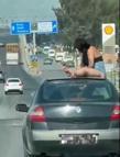 Trafiği tehlikeye düşürün otomobil sürücüsü ile yolcu gözaltına alındı