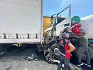 Sürücüsünün direksiyon başında uyuduğu beton mikseri 2 TIR’a çarptı; 1 yaralı